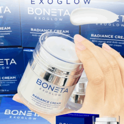 ✨ 𝑩𝑶𝑵𝑬𝑻𝑨 𝑬𝑿𝑶𝑮𝑳𝑶𝑾 ✨ 💙 นวัตกรรมฟื้นฟูผิวระดับเซลล์! ครั้งแรกของ EXOGLOW™ Technology ที่ผสาน 💎 Exosome Science + Skin Glow Activation จาก Switzerland 🇨🇭 ✔️ กระตุ้นคอลลาเจน ผิวแน่นกระชับ อิ่มฟู ✔️ ฟื้นฟูเซลล์ผิว ลดเลือนริ้วรอยลึก คืนความอ่อนเยาว์ ✔️ เผยผิวโกลว์ ฉ่ำน้ำ เปล่งประกายสุขภาพดี #จ่าย1ได้ถึง3 ลูกค้าได้ไปคุ้มแน่นอน 💙 มากกว่าครีมบำรุง… นี่คือการดูแลผิวแบบ 360°! 💙 ✨ BONETA EXOGLOW ไม่ใช่แค่ครีม แต่เป็น “Skin Treatment” ที่ช่วยดูแลผิวรอบด้าน #บอกลาหัตถการ ได้เลย ✔️ ทาหลังเซรั่ม เติมเต็มความชุ่มชื้น ล็อกทุกการบำรุง ✔️ ใช้ได้ทั้งกลางวัน & กลางคืน ซึมไว ไม่เหนอะหนะ ✔️ นวดหน้ากระชับผิว กระตุ้นระบบไหลเวียน ลดอาการบวม ✔️ มาส์กหน้าเข้มข้น ฟื้นฟูผิวล้ำลึกข้ามคืน ผสานพลังฟื้นฟูผิว พิสูจน์แล้ว! 6 สารสกัดพรีเมียม ที่ช่วยให้ ✔️ ผิวเด็กลง ดูอ่อนเยาว์ ✔️ ริ้วรอยลดเลือนจริง ✔️ ผิวชุ่มชื้น ฉ่ำโกลว์สุขภาพดี พิสูจน์แล้วจากผู้ใช้จริงกว่า 100 คน! ลองแล้วคุณจะรัก 💙 ✨ ท้าพิสูจน์! ผิวเด็กลง ใน 4 สัปดาห์ ✨ 💙 แค่ทา… ก็เหมือนได้ทำทรีตเมนต์ทุกวัน! ✔️ ลดริ้วรอยลึก ผิวแน่น กระชับ อิ่มฟู ✔️ กระตุ้นคอลลาเจน 7 โมเลกุล ✔️ ฟื้นฟูเซลล์ผิว ปรับสีผิวให้เนียนใส #BONETAEXOGLOW #BONETA #BeautyBeyondTime #ExosomeScience #กู้ผิวพังปรับผิวโกลว์ #บอกลาหัตถการ